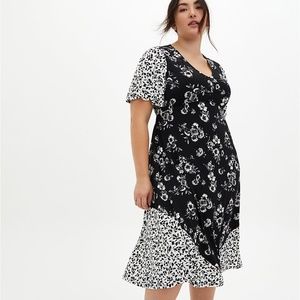 NWOT 6X Torrid BLACK & WHITE FLORAL STUDIO KNIT SKATER MIDI DRESS